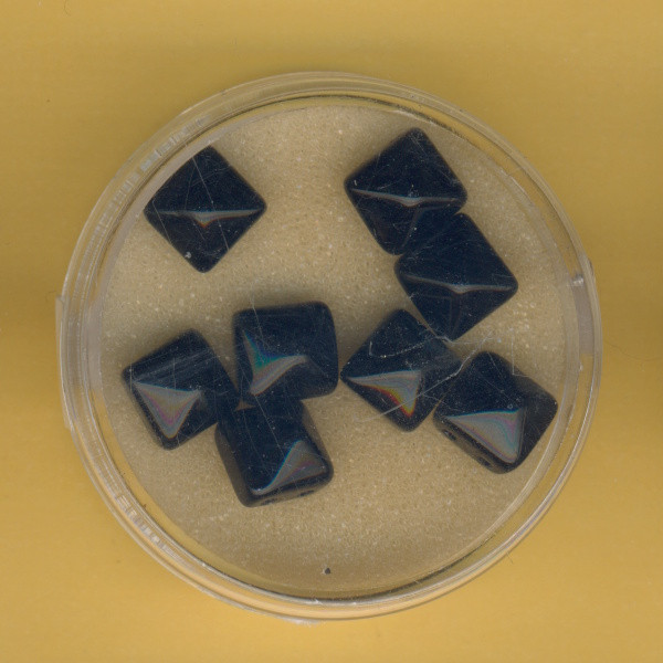 4907-08924 Glasperlen Pyramide 2-Loch 8x8mm schwarz 8 Stück
