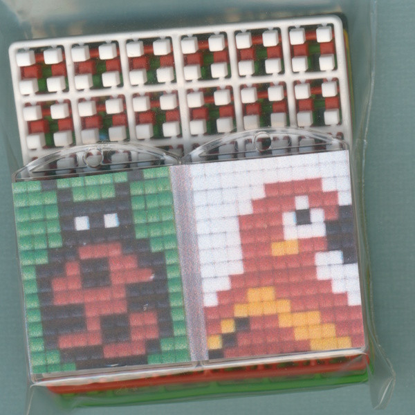 77720 Pixelhobby Medaillon Set Marienkäfer und Papagei