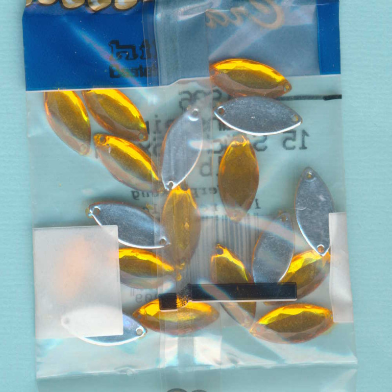 561906 Aufnähsteine Blätter 16x7mm maisgelb 15 Stück
