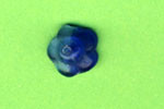 4492271 Glasperle Blume dunkelblau matt 12mm