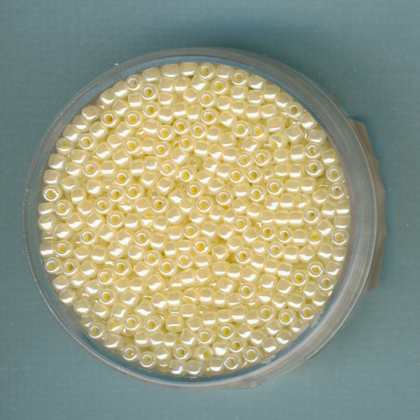 9611901 Toho Beads 2,2mm pearl jonquil 12g