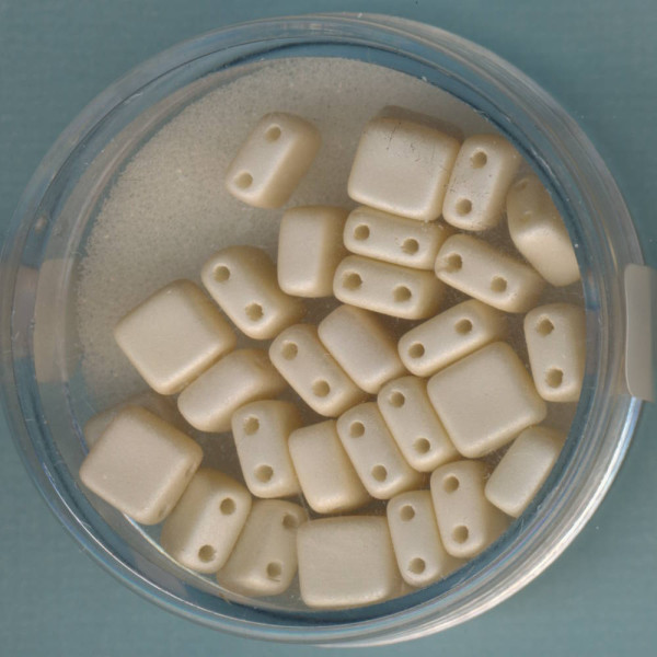 9701-06544 2 hole Square Beads Lumi Deluxes 6mm beige 30 Stück