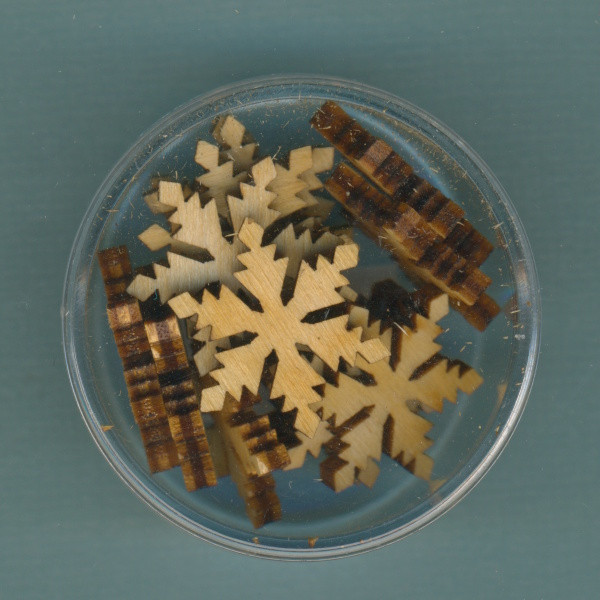 ich03d02 Holz Deko Schneeflocke 2cm 16 Stück