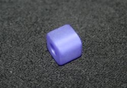 Polariswürfel Großloch violett matt 6x6mm