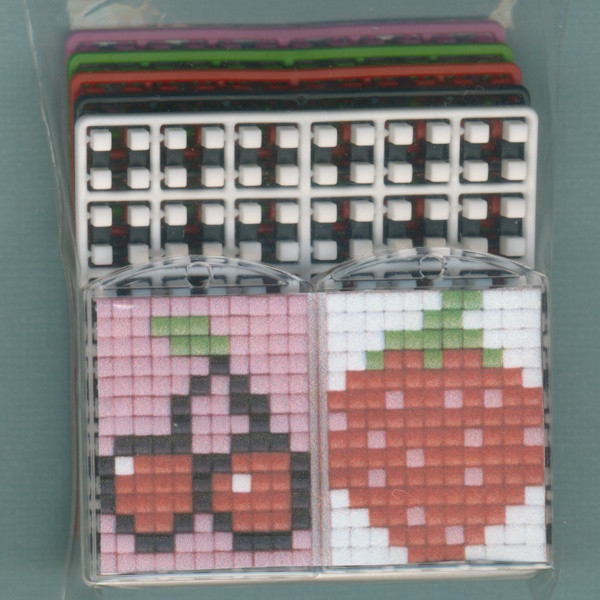 77718 Pixelhobby Medaillon Set Erdbeere und Kirsche