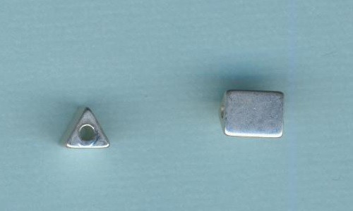 1307891_Metallperle-Zwischenteil-Dreieck-7x5,5mm-silber-matt