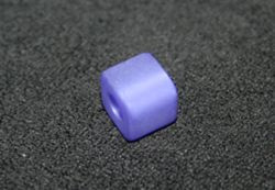 370606061 Polariswürfel Großloch violett matt 6x6mm