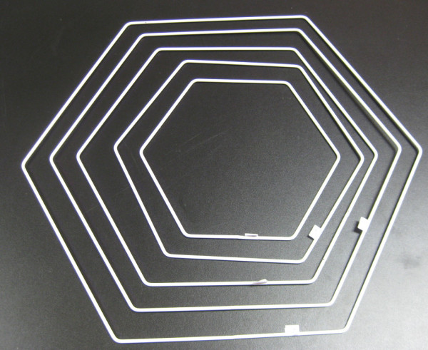 Metallform Hexagon aus Draht in verschiedenen Größen weiß